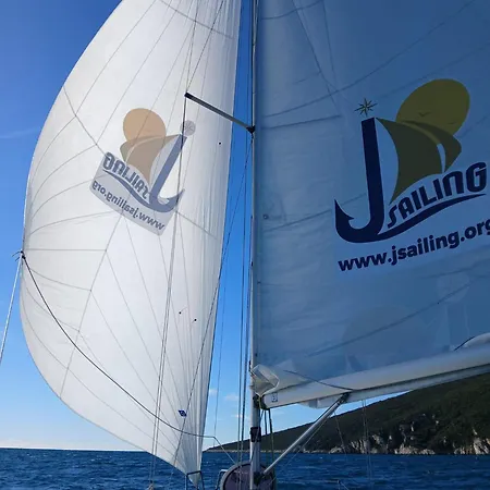 Botel Starship Jsailing